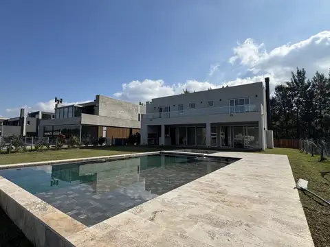VENTA Casa 6 ambientes-Barrio Náutico San Juan