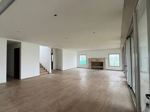 Casa en Venta con 3 cocheras