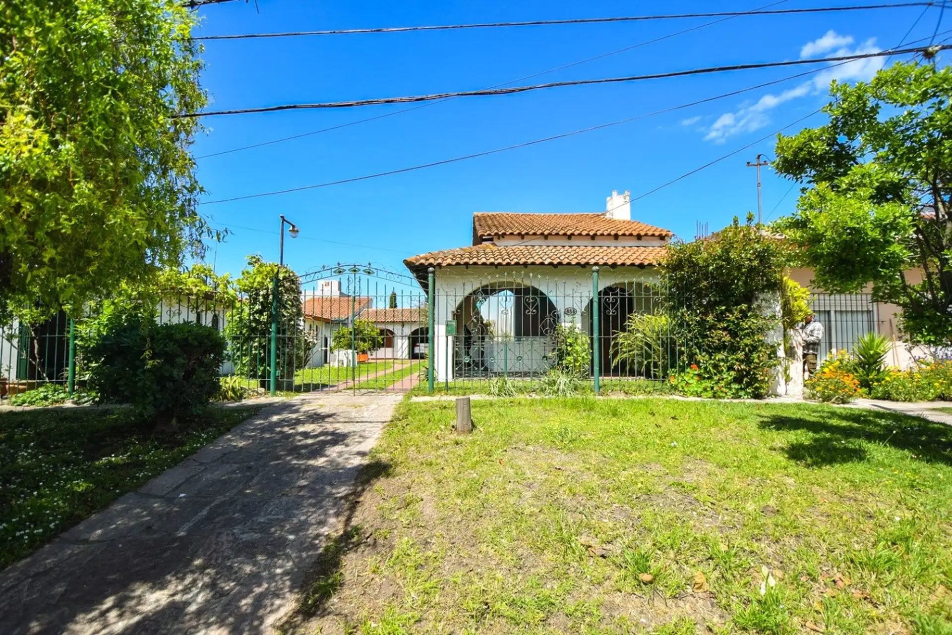 Oportunidad - En Block Casa + 2 departamentos - Los Pinares