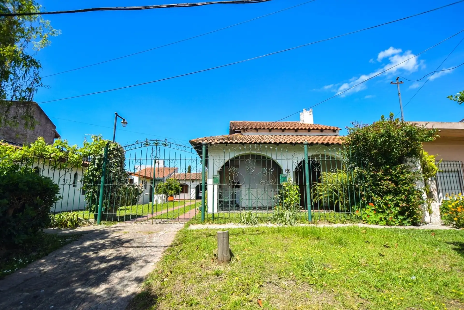 Oportunidad - En Block Casa + 2 departamentos - Los Pinares