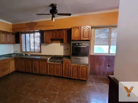Casa 8 ambientes con 3 baños