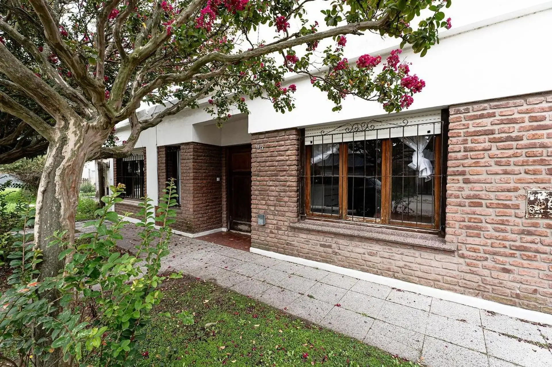 VENTA CASA 5 AMBIENTES CON PARQUE Y QUINCHO