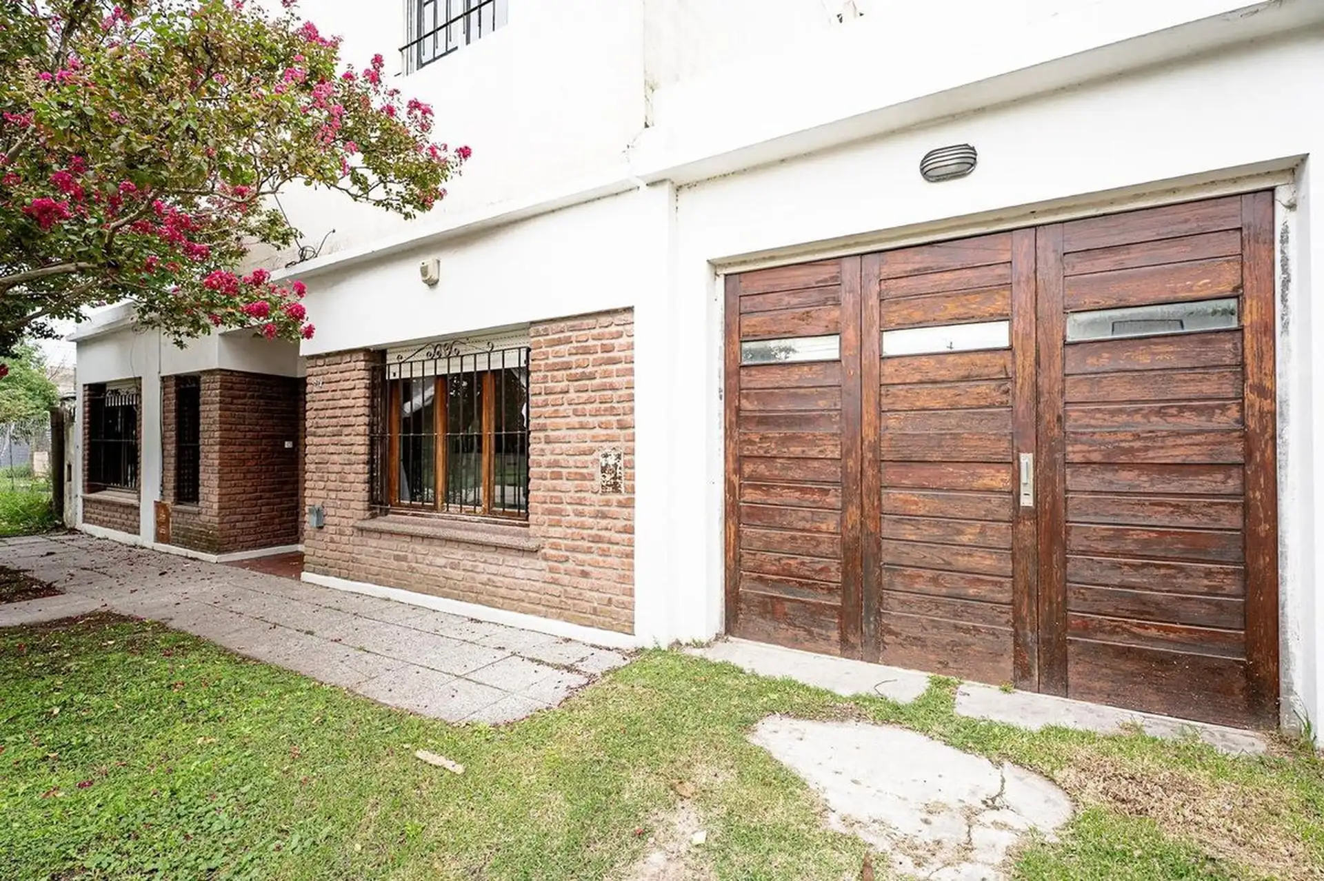 VENTA CASA 5 AMBIENTES CON PARQUE Y QUINCHO