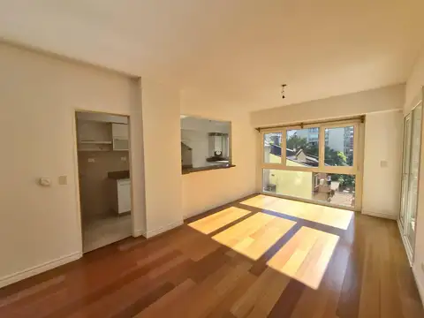 Departamento de dos ambientes con cochera descubierta en Vicente López.