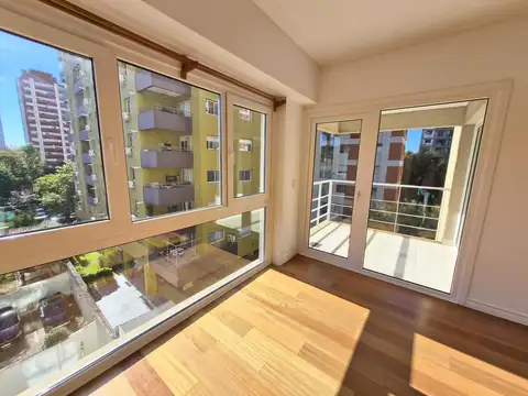 Departamento de dos ambientes con cochera descubierta en Vicente López.