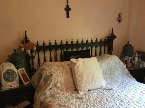 DEPARTAMENTO DE DOS AMBIENTES CON AMPLIO PATIO EN  QUILMES CENTRO.