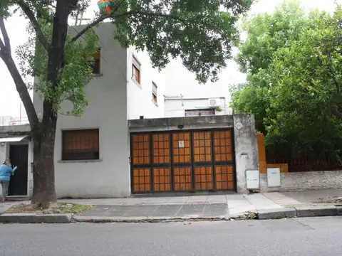 Galpón 170 m2 con entrepiso 30m2 y 2 departamentos de 50m2 y 100m2 