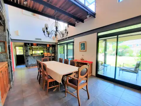 Casa en Venta con 2 cocheras