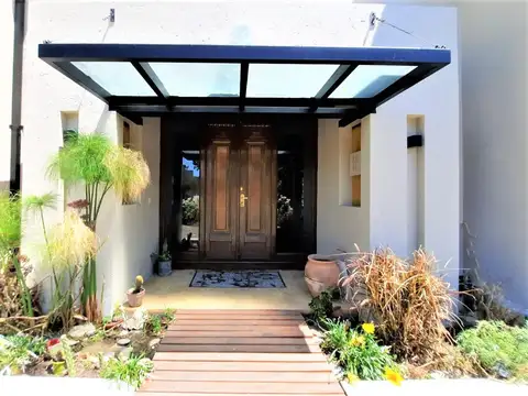 Casa 5 ambientes con 4 baños