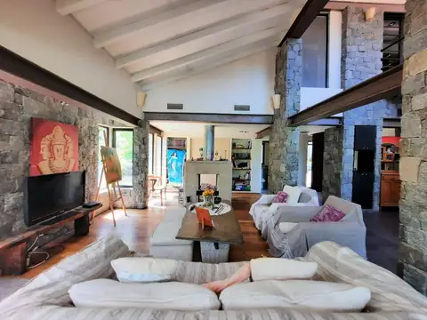 Casa en Venta de 4 Dormitorios con Pileta en La Lomada