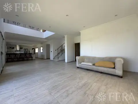 Casa 5 ambientes con 3 baños
