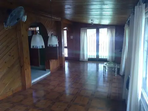 Casa 6 ambientes con 2 baños
