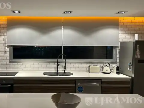 Casa en Venta con 4 cocheras