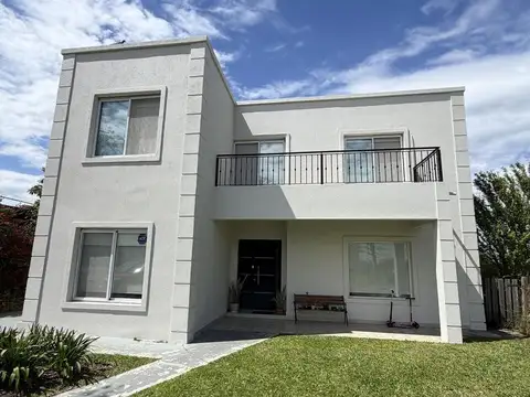 Casa 5 ambientes con 3 baños