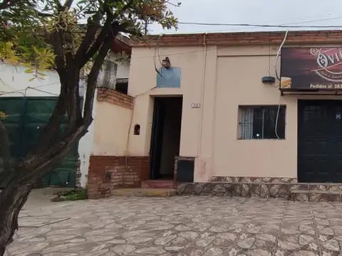 Casa de 2 Dormitorios en Venta Sobre Avenida