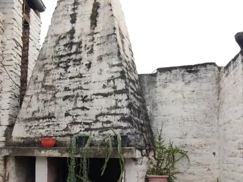 Casa de 2 Dormitorios en Venta Sobre Avenida