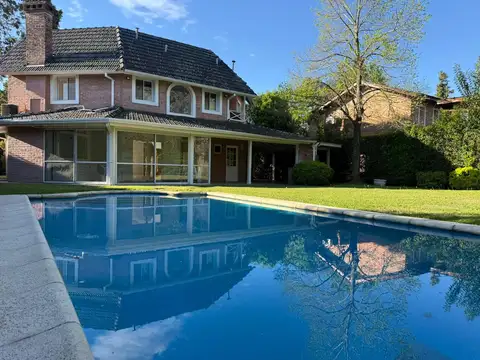 Casa en Alquiler con 1 cochera
