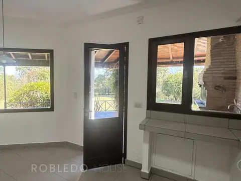 Casa 6 ambientes con 2 baños