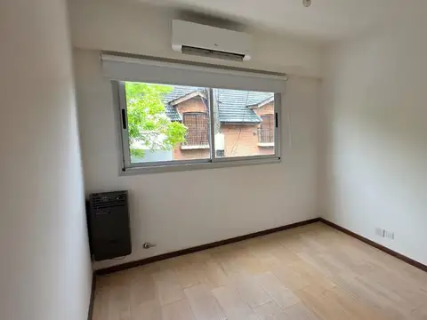 SEMIPISO 3 AMBIENTES AL FRENTE CON BALCÓN Y COCHERA FIJA CUBIERTA