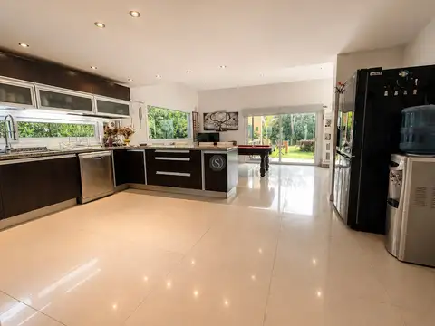 Casa 7 ambientes con 6 baños