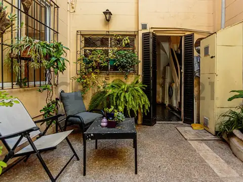 VENTA CASA 4 AMBIENTES CON TERRAZA Y PATIO/ FLORES