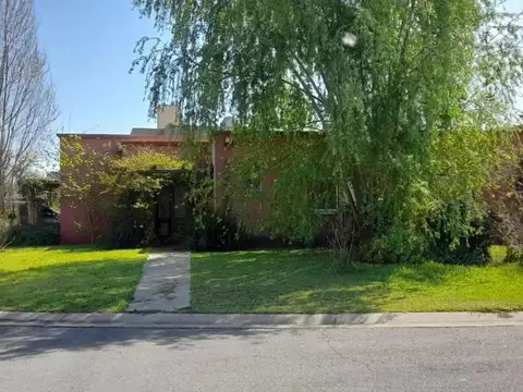 Casa en Alquiler con 2 cocheras