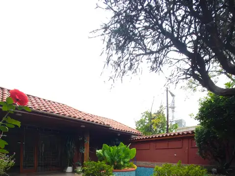 Casa 10 ambientes con 2 baños