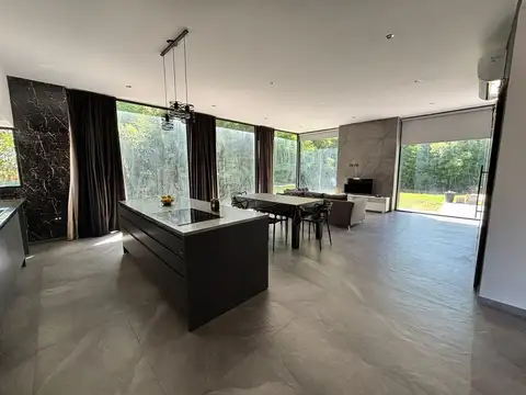 Casa en Alquiler con 2 cocheras
