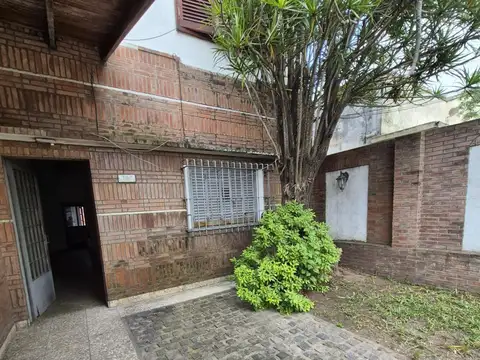 AMPLIA CASA 6 AMBIENTES CON GARAGE DOBLE Y FONDO LIBRE