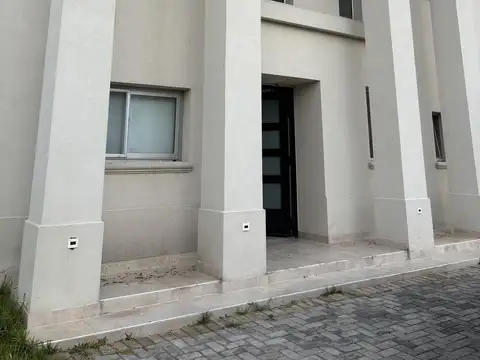 CASA EN  VENTA AL LAGO EN PUERTOS