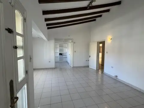 Casa en Alquiler con 2 cocheras