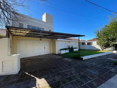 Casa 5 ambientes con 4 baños