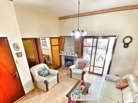 Casa 6 ambientes con 2 baños