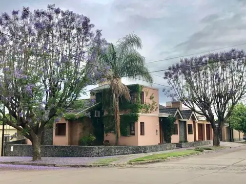VENTA CASA DE CATEGORIA EN ALTA GRACIA. APTO CDTO