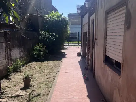 Venta Casa 3 ambientes sobre lote propio con local