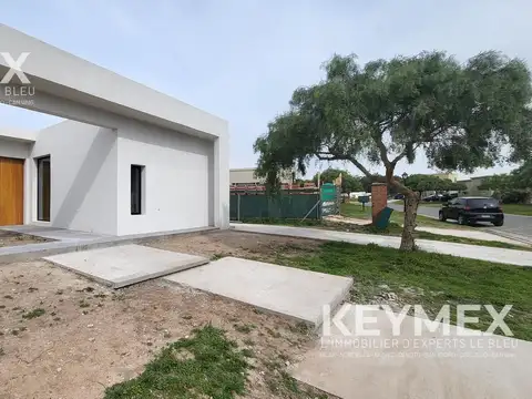 Casa 4 ambientes venta San Sebastian con pileta estrenar