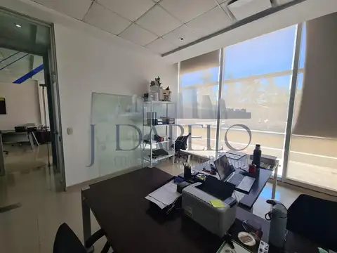 OFICINA Y 1 COCHERA SEMICUBIERTA