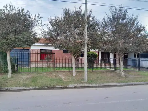 Excelente Casa 4 dormitorios a 50 mts de av. Donato Alvarez!!!!