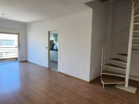 Muy buen depto en duplex LA LUCILA 4 ambientes con cochera Debenedetti y Rawson