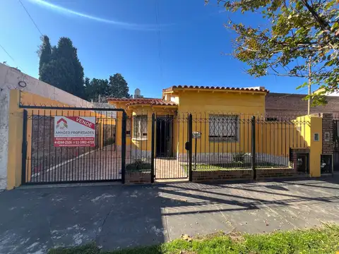 Se escuchan ofertas:casa 3 amb,cochera descubierta y parque.Ubicada en Carlos Casares 118, Temperley