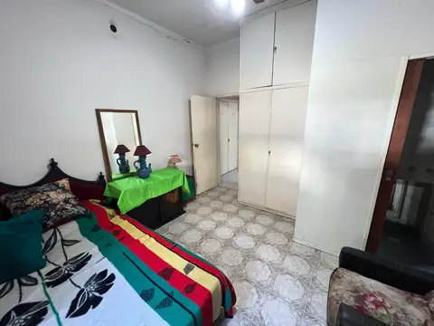 Se escuchan ofertas:casa 3 amb,cochera descubierta y parque.Ubicada en Carlos Casares 118, Temperley