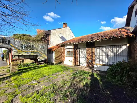 Venta Casa en Lote de 449 m², Jardín y Cochera, Punta Mogotes, Mar del Plata