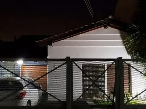 VENTA CASA EN LOMAS DE ZAMORA CON PARQUE Y QUINCHO