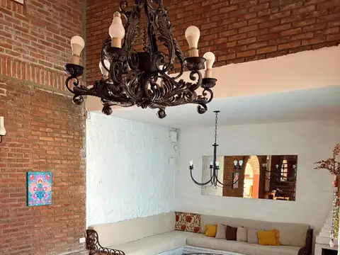 Preciosa Casa 4 AMB en Villa España, Berazategui. Con pileta, quincho y parrilla!!