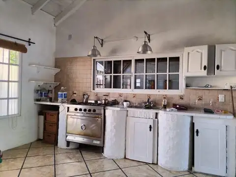 Preciosa Casa 4 AMB en Villa España, Berazategui. Con pileta, quincho y parrilla 