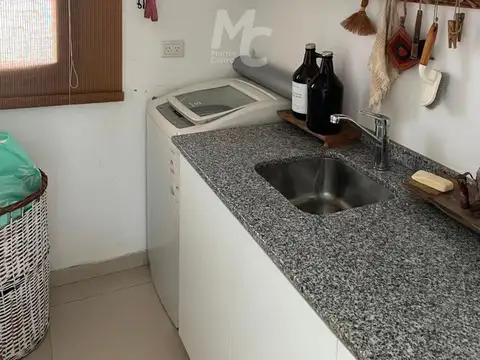 Casa 4 ambientes con 2 baños