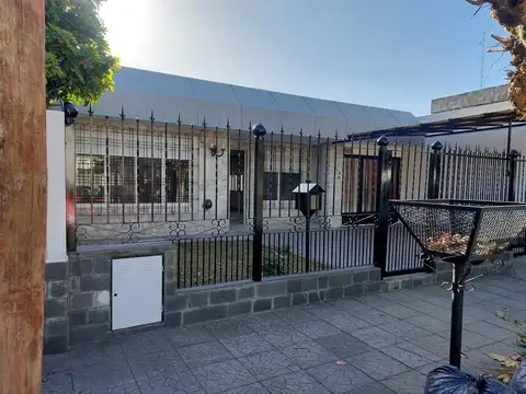 CASA 3 AMB. COCHERA P/2 AUTOS A 2 C RIVADAVIA