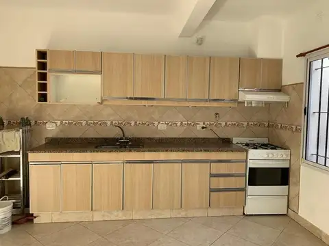Casa en Alquiler con 3 cocheras