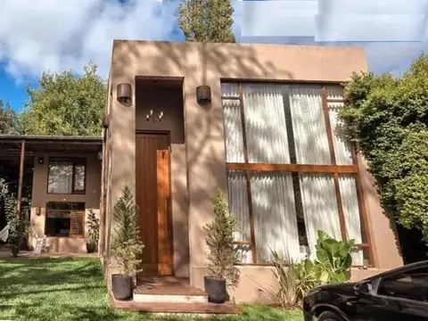 CASA EN VENTA :: PARQUE LELOIR :: 4 AMBIENTES