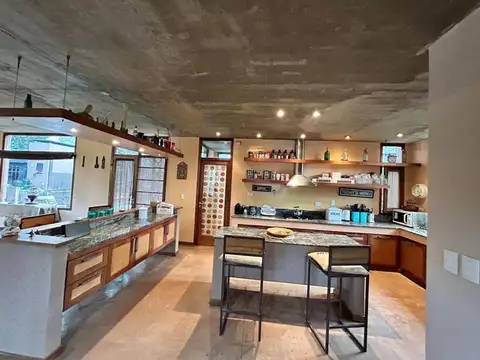 Casa en Venta con 2 cocheras